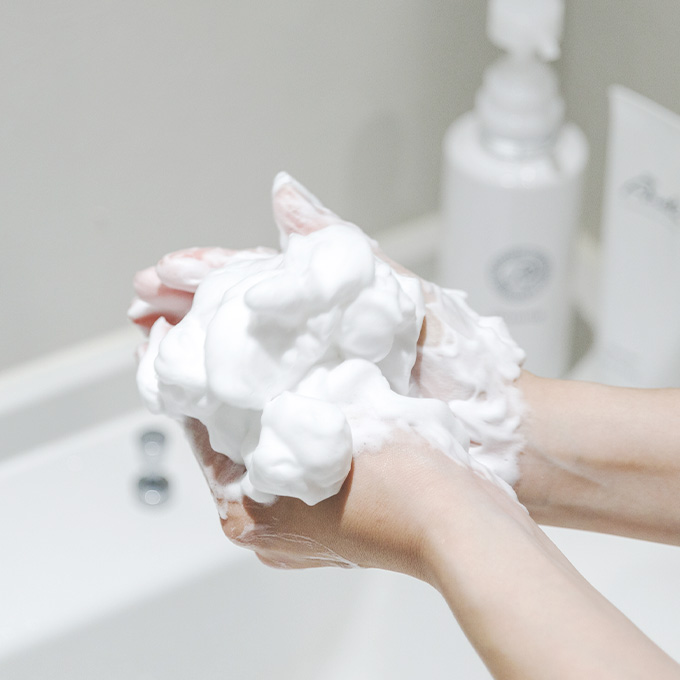 泡立てた泡で肌を整える様子